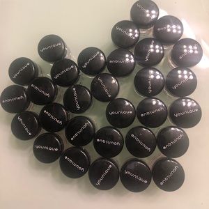 30 YOUNIQUE eyeshadows